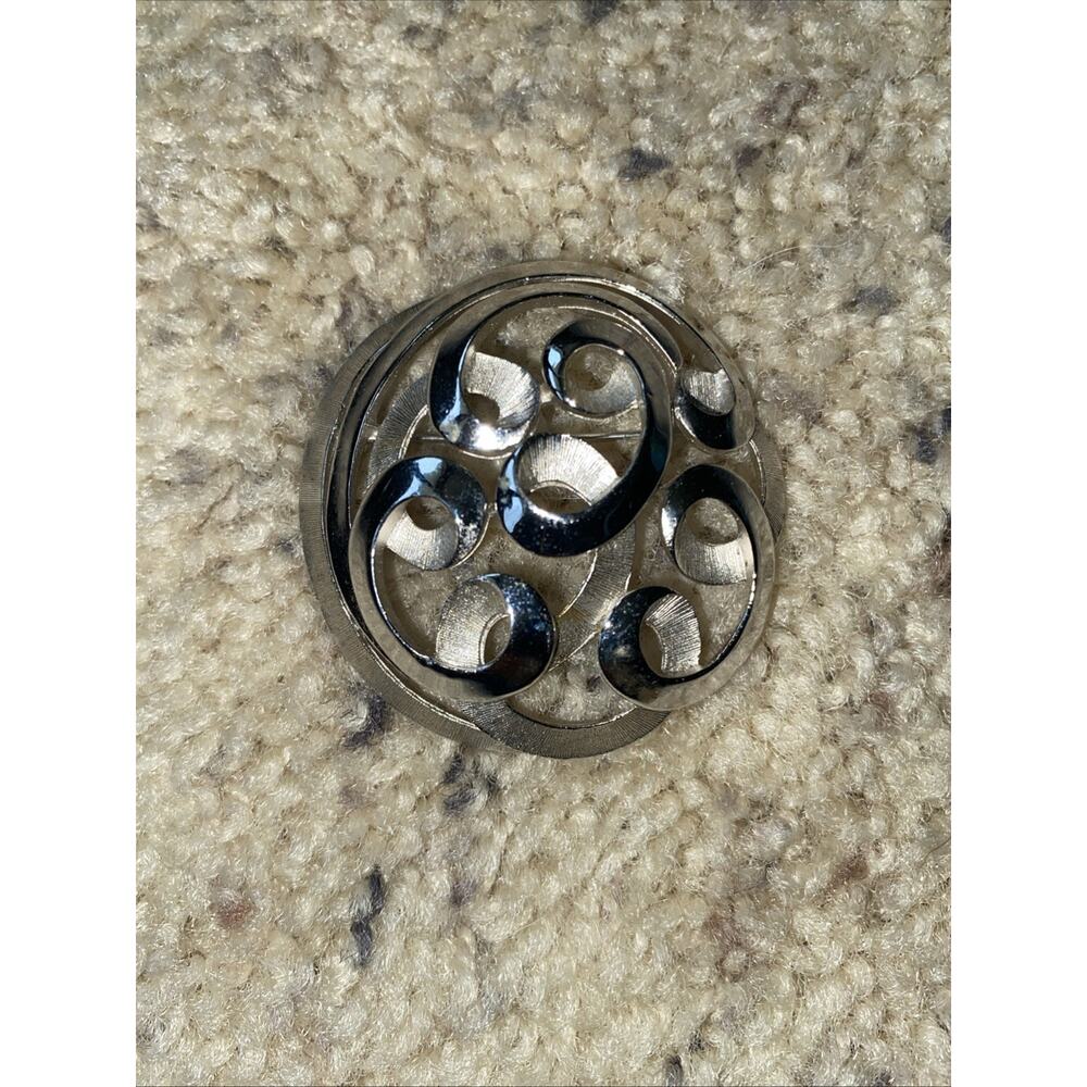 Vintage Signed Trifari Silver Round Pin Brooch Interlocking Polished “Ribbons”